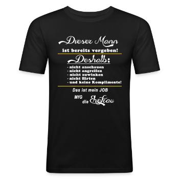 Dieser Mann ist vergeben – MfG die Ehefrau - Männer Slim Fit T-Shirt - Schwarz - Vorne - Nik (191cm)