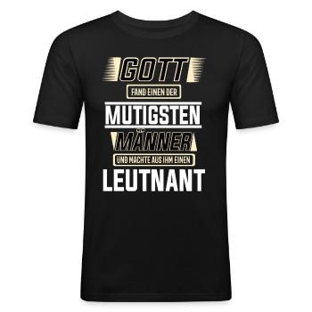Leutnant, einer der mutigsten Männer der Welt - Männer Slim Fit T-Shirt - Schwarz - Vorne - Nik (191cm)