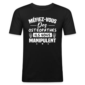 Méfiez vous des ostéopathe ils vous manipulent - T-shirt près du corps Homme - noir - Devant - Nik (191cm)