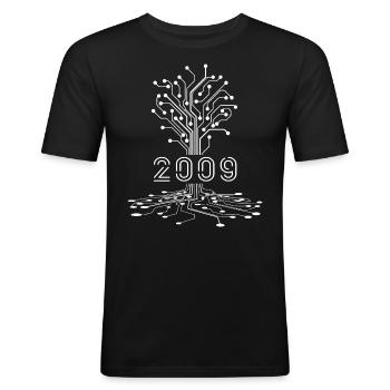 2009 Gaming-Jubiläumsgeschenk, 2009 Gamer-Geschenk - Männer Slim Fit T-Shirt - Schwarz - Vorne - Nik (191cm)