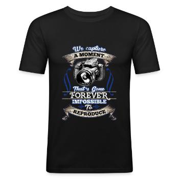 Fotograf - Männer Slim Fit T-Shirt - Schwarz - Vorne - Nik (191cm)