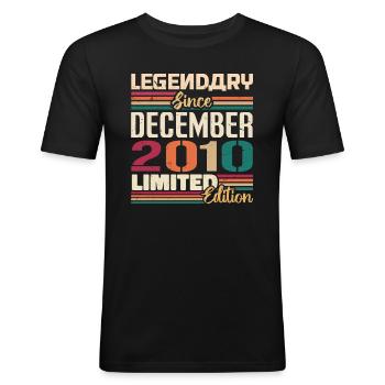 Legendär seit Dezember 2010 Vintage Dezember 2010 - Männer Slim Fit T-Shirt - Schwarz - Vorne - Nik (191cm)