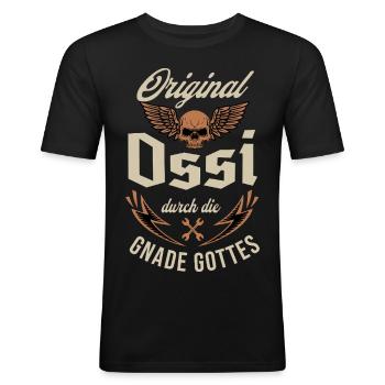 Ossi durch die Gnade Gottes – Ostdeutschland DDR - Männer Slim Fit T-Shirt - Schwarz - Vorne - Nik (191cm)