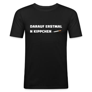 Zigarette Spruch - Darauf erstmal n Kippchen - Männer Slim Fit T-Shirt - Schwarz - Vorne - Nik (191cm)
