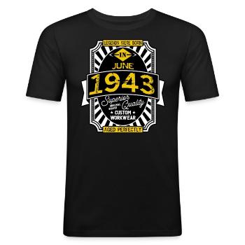 1943 JUNI - Männer Slim Fit T-Shirt - Schwarz - Vorne - Nik (191cm)