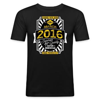 2016 MÄRZ - Männer Slim Fit T-Shirt - Schwarz - Vorne - Nik (191cm)