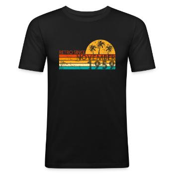 Retro since November 1959 - Geburtstag im November - Männer Slim Fit T-Shirt - Schwarz - Vorne - Nik (191cm)