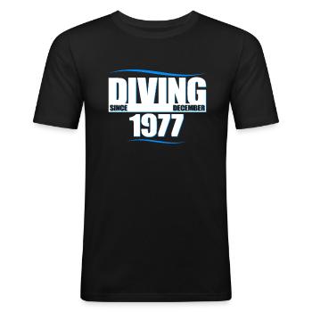 Taucher Geburtstag - Diving since December 1977 - Männer Slim Fit T-Shirt - Schwarz - Vorne - Nik (191cm)