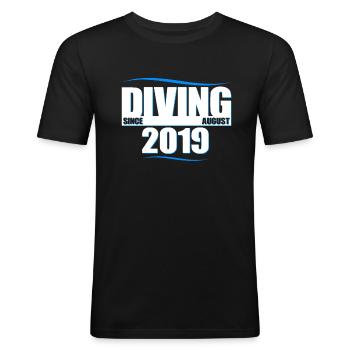 Taucher Geburtstag - Diving since August 2019 - Männer Slim Fit T-Shirt - Schwarz - Vorne - Nik (191cm)