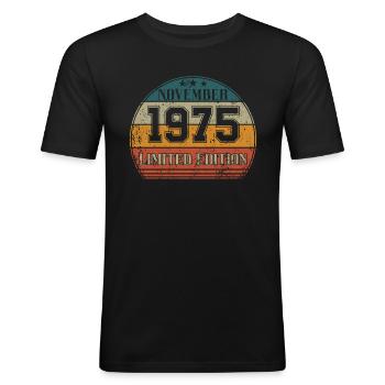Geburtstag - Limited Edition November 1975 - Männer Slim Fit T-Shirt - Schwarz - Vorne - Nik (191cm)