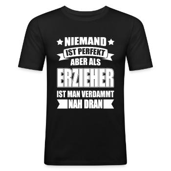Erzieher Kindergarten Lustiger Spruch - Männer Slim Fit T-Shirt - Schwarz - Vorne - Nik (191cm)