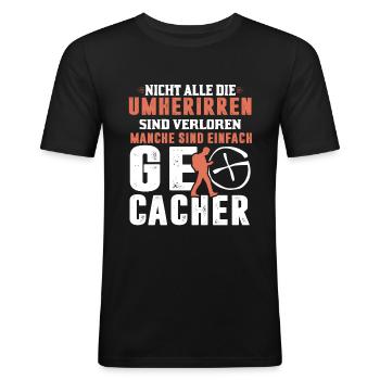 Geocacher Geocaching Chaches Spruch Geocache Motiv - Männer Slim Fit T-Shirt - Schwarz - Vorne - Nik (191cm)