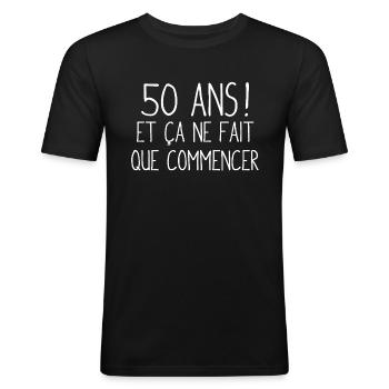 50 ans et ça ne fait que commencer - T-shirt près du corps Homme - noir - Devant - Nik (191cm)