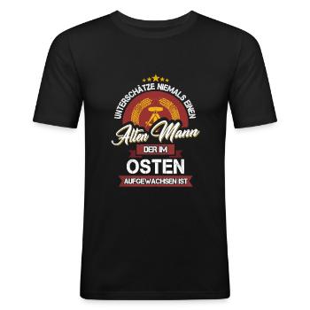 UNTERSCHÄTZE NIEMALS EINEN ALTEN MANN OSTEN DDR - Männer Slim Fit T-Shirt - Schwarz - Vorne - Nik (191cm)