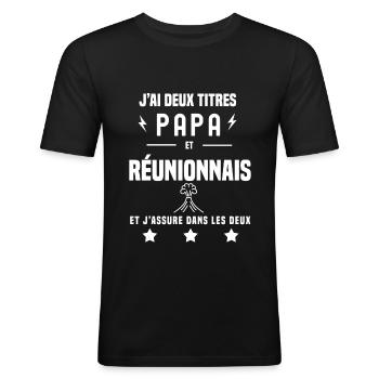 j'ai deux titres papa et réunionnais volcan - T-shirt près du corps Homme - noir - Devant - Nik (191cm)