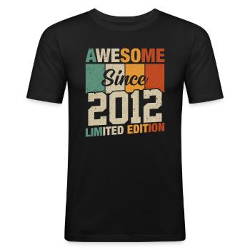 Jahrgang 2012 Legenden - Männer Slim Fit T-Shirt - Schwarz - Vorne - Nik (191cm)