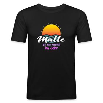Malle ist nur einmal im Jahr - Männer Slim Fit T-Shirt - Schwarz - Vorne - Nik (191cm)