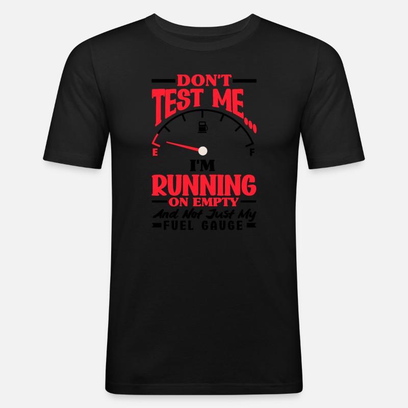 Running on Empty Humorous - Männer Slim Fit T-Shirt - Schwarz