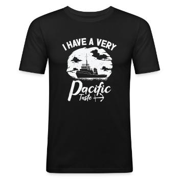 Schlepper Segeln Pacific Sea Breeze Watercraft - Männer Slim Fit T-Shirt - Schwarz - Vorne - Nik (191cm)