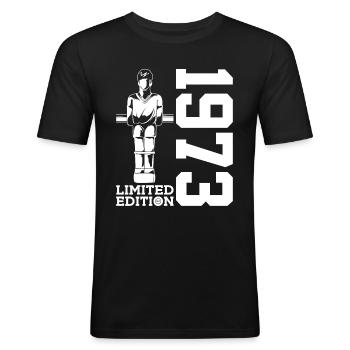 LIMITED EDITION 1973 TISCHFUßBALL 53. GEBURTSTAG - Männer Slim Fit T-Shirt - Schwarz - Vorne - Nik (191cm)