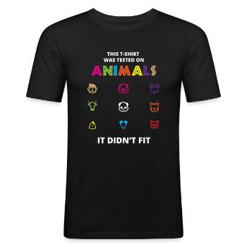 This T-Shirt Was Tested On Animals - Männer Slim Fit T-Shirt - Schwarz - Vorne - Nik (191cm)
