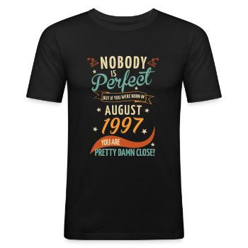 Personne n’est parfait né en août 1997 - T-shirt près du corps Homme - noir - Devant - Nik (191cm)