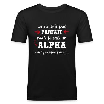 Cadeau pour mâle alpha | pas parfait mais alpha - T-shirt près du corps Homme - noir - Devant - Nik (191cm)