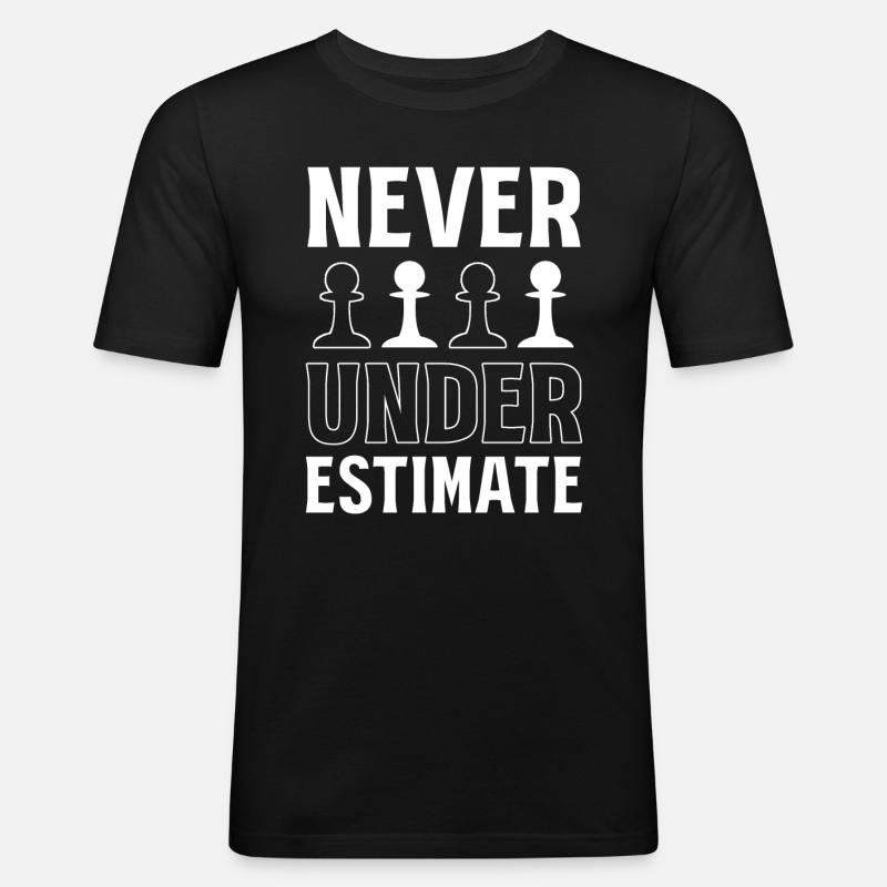 Never Underestimate Schachspieler - Männer Slim Fit T-Shirt - Schwarz