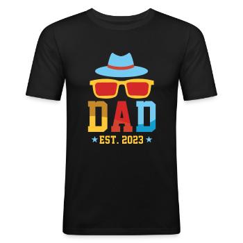 Dad Est. 2023 - Männer Slim Fit T-Shirt - Schwarz - Vorne - Nik (191cm)