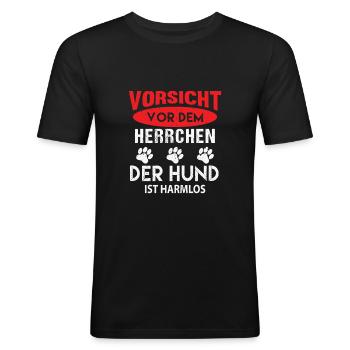 Vorsicht vor dem Herrchen der Hund ist Harmlos - Männer Slim Fit T-Shirt - Schwarz - Vorne - Nik (191cm)