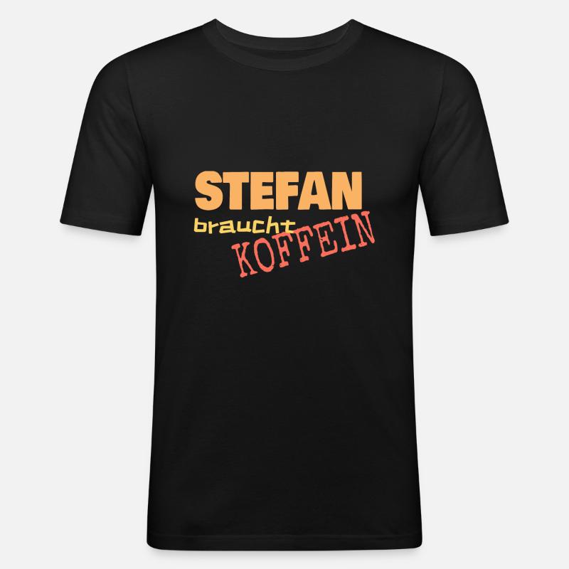 Cafe Stefan braucht Koffein - Männer Slim Fit T-Shirt - Schwarz