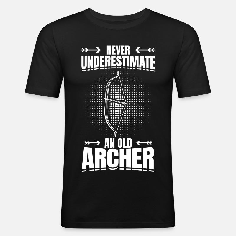 Never Underestimate An Old Archer - Männer Slim Fit T-Shirt - Schwarz