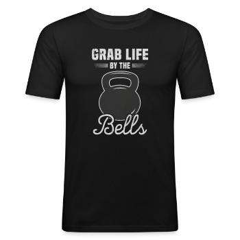 Kettlebell Haltères Entraînement Grab Life By The Bells - T-shirt près du corps Homme - noir - Devant - Nik (191cm)