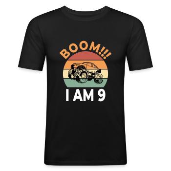 Boom I Sur 9 Kids Monster Truck Retro Anniversaire - T-shirt près du corps Homme - noir - Devant - Nik (191cm)