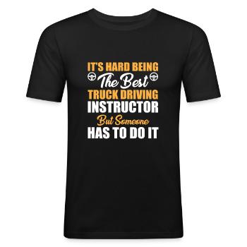 LKW Fahrlehrer - Männer Slim Fit T-Shirt - Schwarz - Vorne - Nik (191cm)