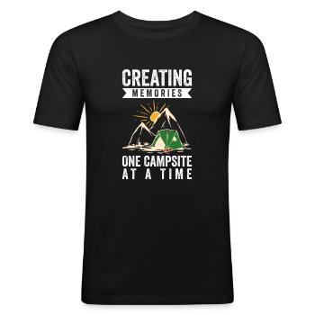 Creating Memories One Campsite At A Time - Männer Slim Fit T-Shirt - Schwarz - Vorne - Nik (191cm)