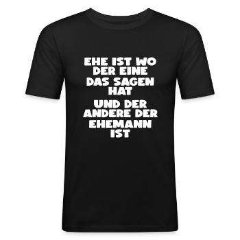 EHE IST... LUSTIGER SPRUCH GESCHENK EHE - Männer Slim Fit T-Shirt - Schwarz - Vorne - Nik (191cm)