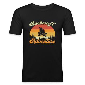 Bushcraft Adventure / Bushcraft - Männer Slim Fit T-Shirt - Schwarz - Vorne - Nik (191cm)