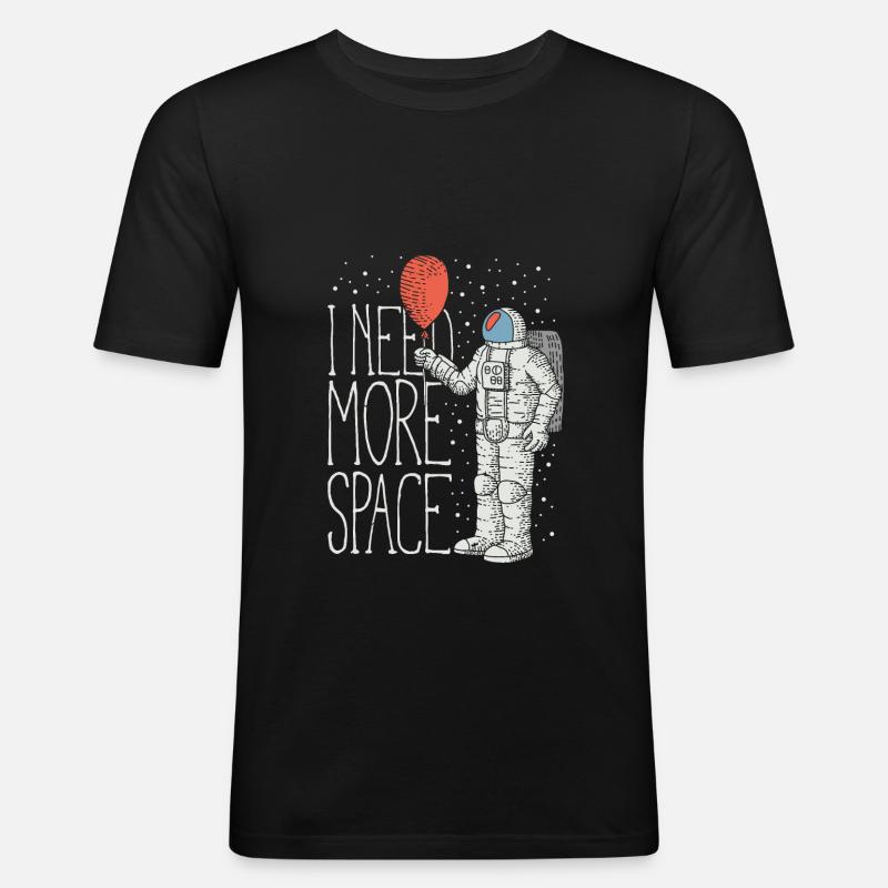 Need More Space Geschenkidee - Männer Slim Fit T-Shirt - Schwarz