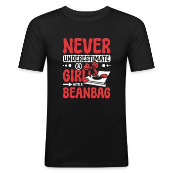 Never underestimate a girl with a beanbag cornhole - Männer Slim Fit T-Shirt - Schwarz - Vorne - Nik (191cm)