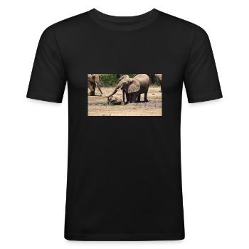 Familie afrikanischer Elefanten beim Schlambaden - Männer Slim Fit T-Shirt - Schwarz - Vorne - Nik (191cm)
