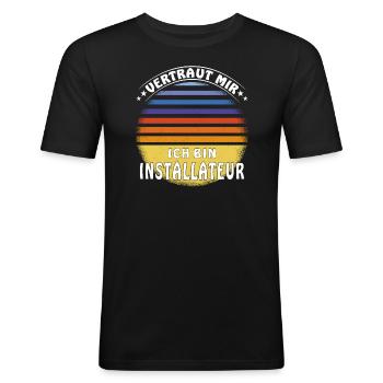 VERTRAUT MIR ICH BIN INSTALLATEUR - Männer Slim Fit T-Shirt - Schwarz - Vorne - Nik (191cm)