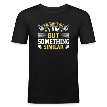 Im not God but... - Männer Slim Fit T-Shirt - Schwarz - Vorne - Nik (191cm)
