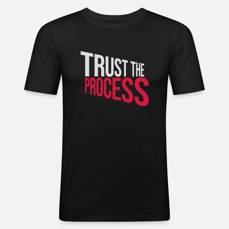 trust the process Zitat - Männer Slim Fit T-Shirt - Schwarz