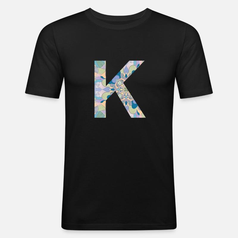 Buchstabe K im Mandala - Männer Slim Fit T-Shirt - Schwarz