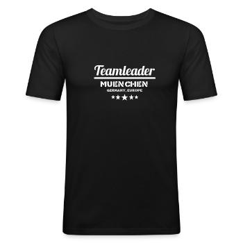Meine Stadt München Teamleader - Männer Slim Fit T-Shirt - Schwarz - Vorne - Nik (191cm)