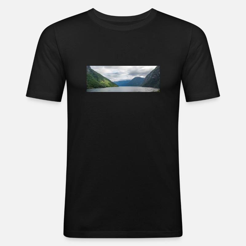 Landschaft in der Nähe von Hellesylt Harbor in Hellesylt - Männer Slim Fit T-Shirt - Schwarz