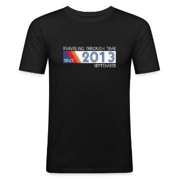 Drôle de voyage dans le temps anniversaire Design septembre 2013 - T-shirt près du corps Homme - noir - Devant - Nik (191cm)