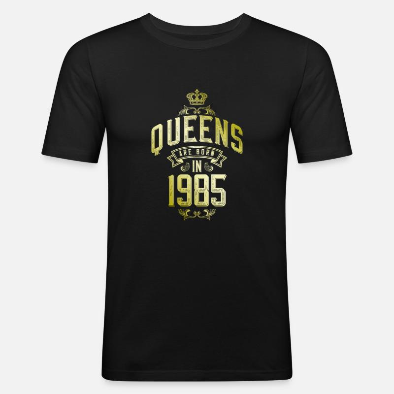 Queens born in 1985 - Männer Slim Fit T-Shirt - Schwarz