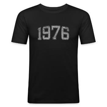 1976 Jahrgang - Männer Slim Fit T-Shirt - Schwarz - Vorne - Nik (191cm)